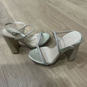 Brand New with tags Pelle Moda size 7M gold platform heels